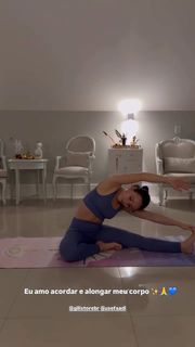 Larissa Manoela feet photo thumbnail