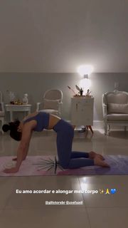 Larissa Manoela feet photo thumbnail