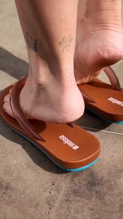 Larissa Manoela feet photo thumbnail