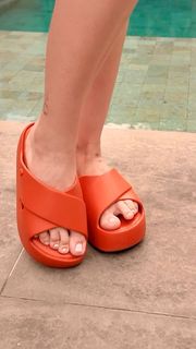 Larissa Manoela feet photo thumbnail