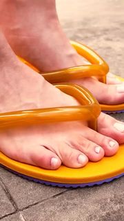 Larissa Manoela feet photo thumbnail