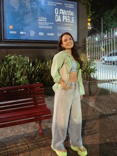 Larissa Manoela feet photo thumbnail