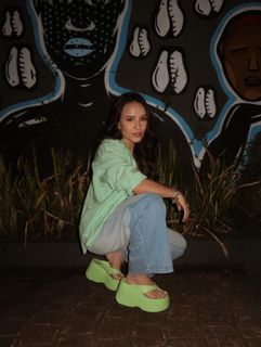 Larissa Manoela feet photo thumbnail