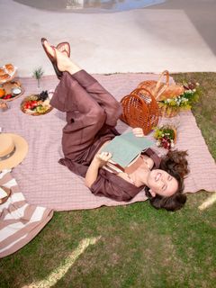 Larissa Manoela feet photo thumbnail