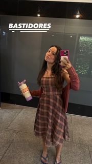 Larissa Manoela feet photo thumbnail