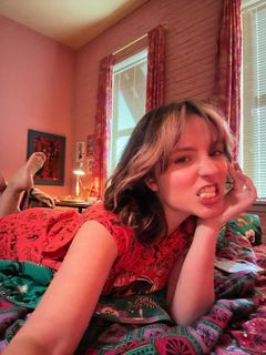 Larissa Manoela feet photo thumbnail