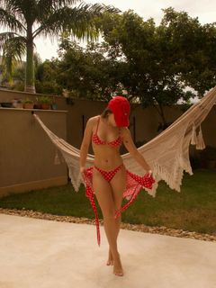 Larissa Manoela feet photo 1