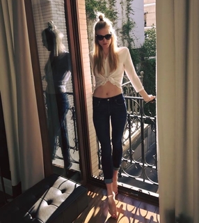 Larissa Marolt feet photo thumbnail