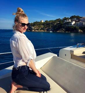 Larissa Marolt feet photo thumbnail