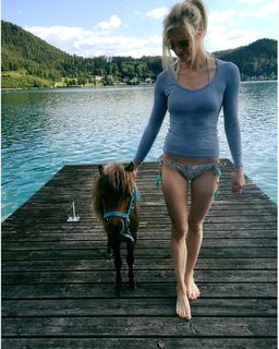 Larissa Marolt feet photo thumbnail