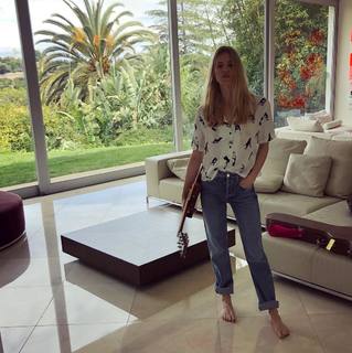 Larissa Marolt feet photo thumbnail