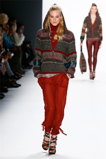 Larissa Marolt feet photo thumbnail