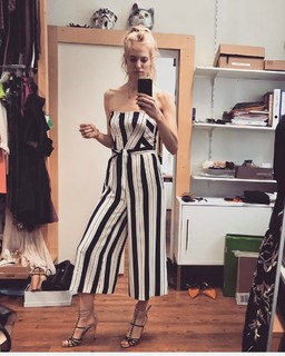 Larissa Marolt feet photo thumbnail