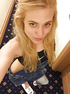 Larissa Marolt feet photo thumbnail