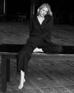 Larissa Marolt feet photo thumbnail