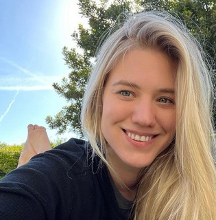 Larissa Marolt feet photo thumbnail