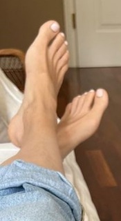 Larissa Marolt feet photo thumbnail