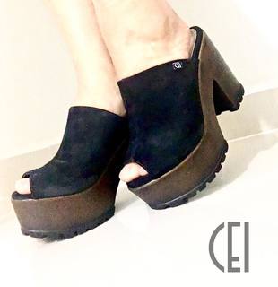 Larissa Riquelme feet photo thumbnail