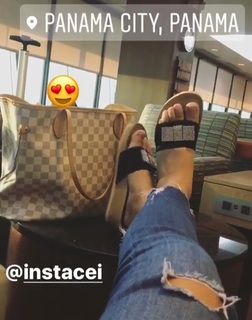 Larissa Riquelme feet photo thumbnail