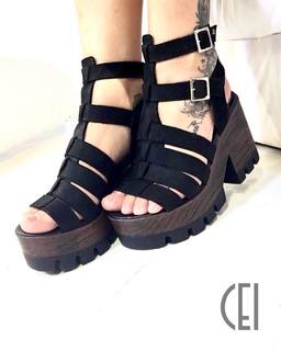 Larissa Riquelme feet photo thumbnail