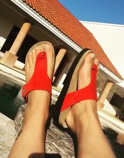 Larissa Riquelme feet photo thumbnail