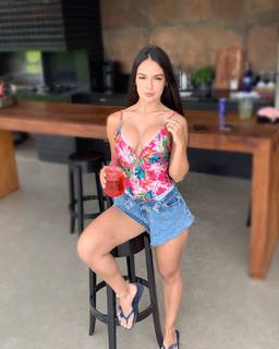 Larissa Santos feet photo thumbnail