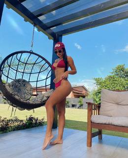 Larissa Santos feet photo thumbnail