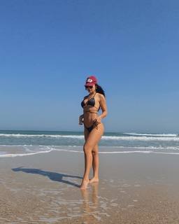 Larissa Santos feet photo thumbnail