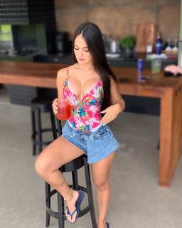 Larissa Santos feet photo thumbnail