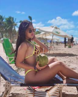 Larissa Santos feet photo thumbnail