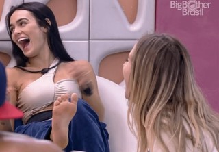 Larissa Santos feet photo thumbnail