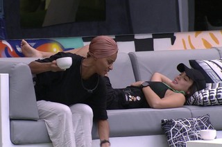 Larissa Santos feet photo thumbnail