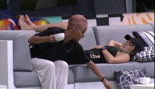 Larissa Santos feet photo thumbnail