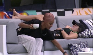 Larissa Santos feet photo thumbnail