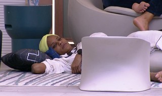 Larissa Santos feet photo thumbnail