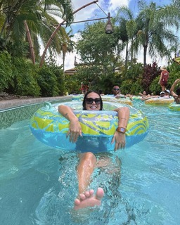 Larissa Santos feet photo thumbnail