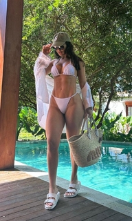 Larissa Santos feet photo thumbnail