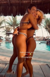 Larissa Santos feet photo thumbnail