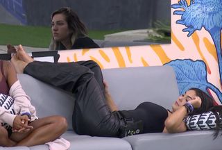 Larissa Santos feet photo thumbnail