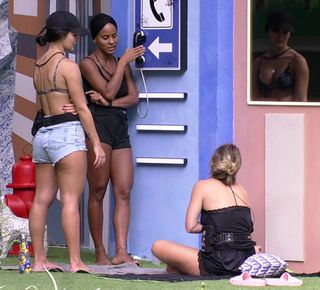 Larissa Santos feet photo thumbnail