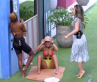 Larissa Santos feet photo thumbnail