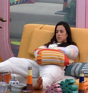 Larissa Tomásia feet photo 1