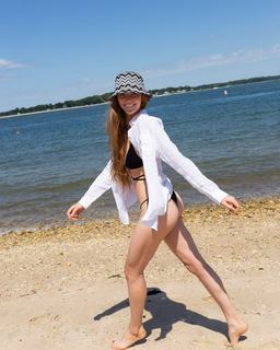 Larsen Thompson feet photo 4