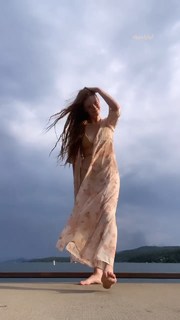Larsen Thompson feet photo 7