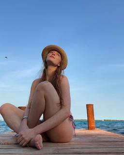 Larsen Thompson feet photo 12