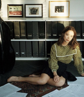 Laufey feet photo thumbnail