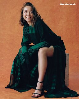 Laufey feet photo thumbnail