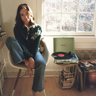 Laufey feet photo thumbnail