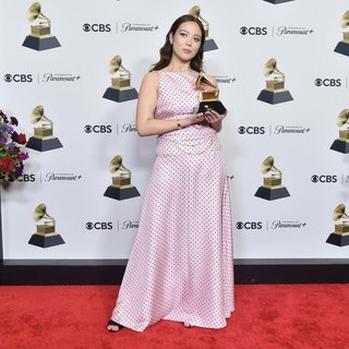 Laufey feet photo thumbnail