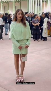 Laufey feet photo thumbnail